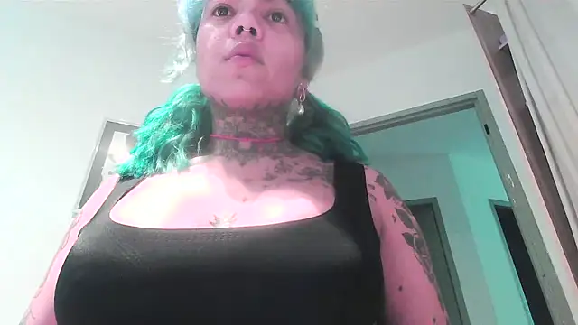 Snapshot of serena__vedette chatting on October 22, 2025, 11:32 am serena  vedette online show from October 22, 2025, 11:32 am