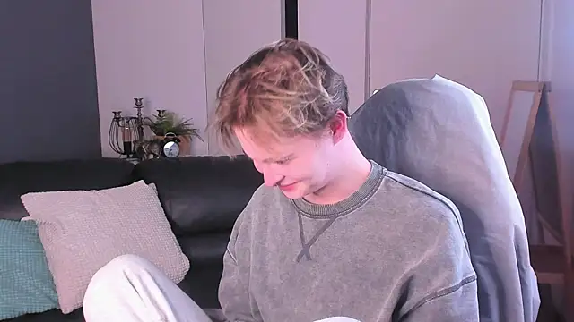 Snapshot of DemianEnglen chatting on October 15, 2025, 9:59 pm DemianEnglen online show from October 15, 2025, 9:59 pm