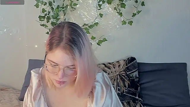 Snapshot of Manic_pixie_ chatting on September 12, 2025, 2:06 pm Manic pixie  online show from September 12, 2025, 2:06 pm