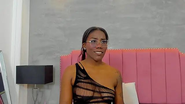 Alaia Colins online show from November 17, 2025, 5:02 am