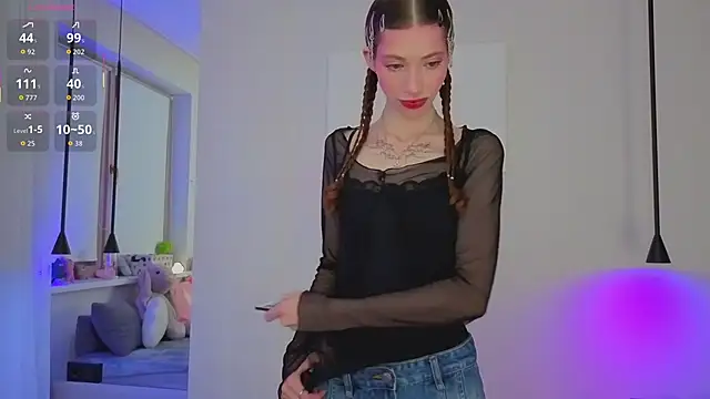 HappyVivy online show from October 12, 2025, 8:19 pm