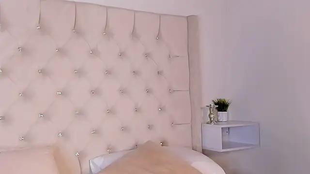 Snapshot of bella_bloomg chatting on January 29, 2025, 1:16 am bella bloomg online show from January 29, 2025, 1:16 am