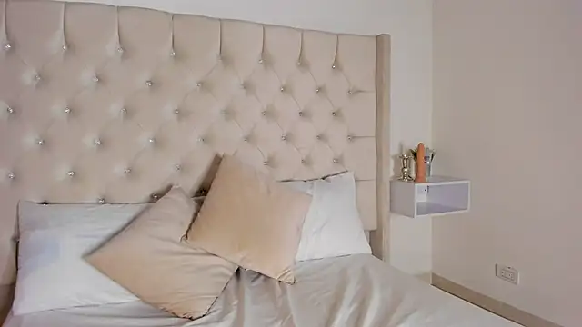 Snapshot of bella_bloomg chatting on February 14, 2025, 11:20 pm bella bloomg online show from February 14, 2025, 11:20 pm