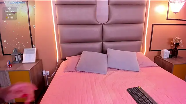 CAYLINCOLLINS online show from February 26, 2025, 9:42 am