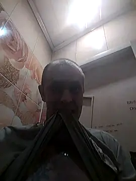 Snapshot of MaxDevilWhite chatting on October 17, 2025, 10:40 am MaxDevilWhite online show from October 17, 2025, 10:40 am