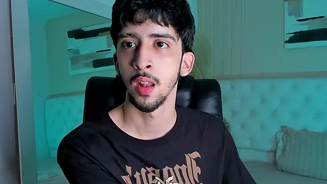 Snapshot of Alezzandro_ chatting on September 16, 2025, 8:43 pm Alezzandro online show from September 16, 2025, 8:43 pm