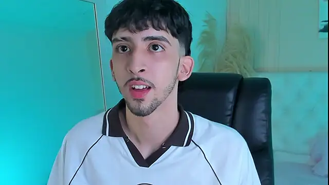 Snapshot of Alezzandro_ chatting on September 18, 2025, 8:44 pm Alezzandro online show from September 18, 2025, 8:44 pm