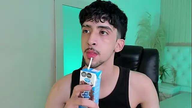 Snapshot of Alezzandro_ chatting on September 25, 2025, 8:23 pm Alezzandro online show from September 25, 2025, 8:23 pm