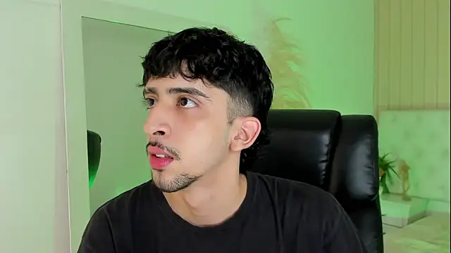 Snapshot of Alezzandro_ chatting on September 26, 2025, 8:02 pm Alezzandro online show from September 26, 2025, 8:02 pm