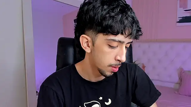 Snapshot of Alezzandro_ chatting on September 27, 2025, 9:09 pm Alezzandro online show from September 27, 2025, 9:09 pm