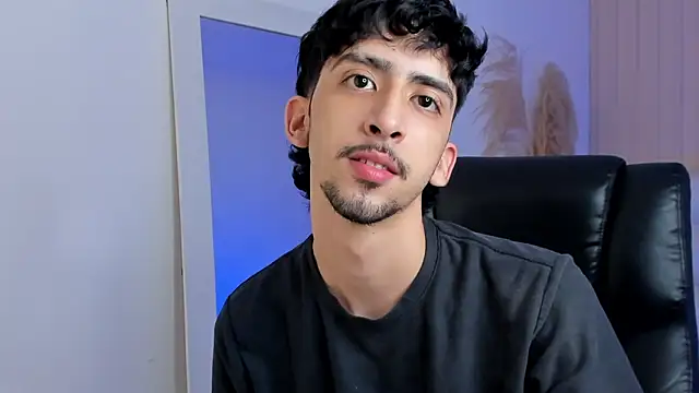 Snapshot of Alezzandro_ chatting on September 29, 2025, 8:24 pm Alezzandro online show from September 29, 2025, 8:24 pm