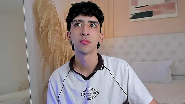 Snapshot of Alezzandro_ chatting on October 2, 2025, 8:05 pm Alezzandro online show from October 2, 2025, 8:05 pm