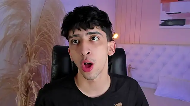 Snapshot of Alezzandro_ chatting on October 3, 2025, 8:06 pm Alezzandro online show from October 3, 2025, 8:06 pm