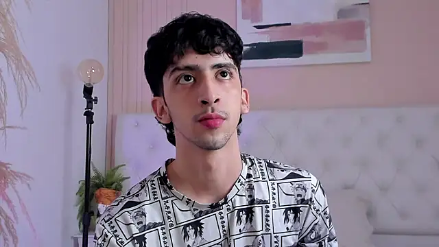 Snapshot of Alezzandro_ chatting on October 6, 2025, 8:39 pm Alezzandro online show from October 6, 2025, 8:39 pm