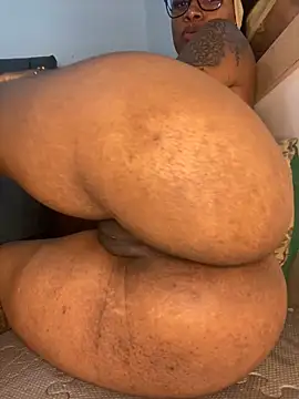 Snapshot of Charlotte_bronxxx chatting on October 17, 2025, 6:32 pm Charlotte bronxxx online show from October 17, 2025, 6:32 pm