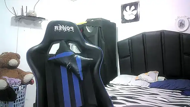 mariana0x online show from December 15, 2025, 10:03 pm