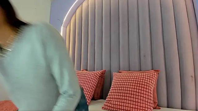 LauraaGomezz   online show from September 19, 2025, 7:25 pm