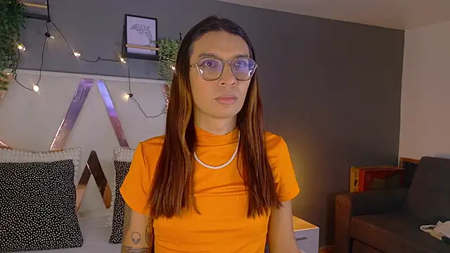 LauraaGomezz   online show from October 13, 2025, 7:36 pm