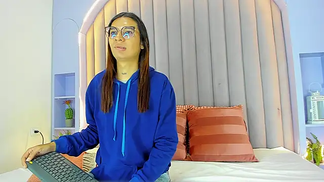 LauraaGomezz   online show from October 17, 2025, 7:27 pm