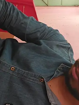 Snapshot of Extrembox5 chatting on November 13, 2025, 10:03 am Extrembox5 online show from November 13, 2025, 10:03 am