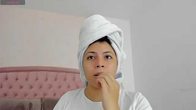 Snapshot of Kendall__Fox chatting on October 18, 2025, 6:05 am Kendall Fox online show from October 18, 2025, 6:05 am