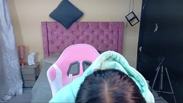 Sofii cutee online show from December 18, 2025, 12:00 pm