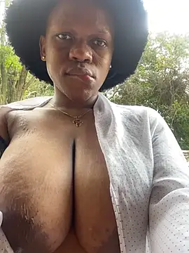 Snapshot of Boneca25 chatting on February 7, 2025, 1:01 pm Boneca25 online show from February 7, 2025, 1:01 pm