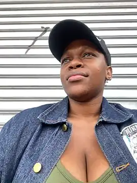 Snapshot of Boneca25 chatting on February 13, 2025, 12:43 pm Boneca25 online show from February 13, 2025, 12:43 pm
