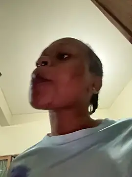Boneca25 online show from May 11, 2026, 4:26 pm