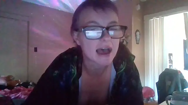 Snapshot of GloriousKarma chatting on November 4, 2025, 2:05 pm GloriousKarma online show from November 4, 2025, 2:05 pm