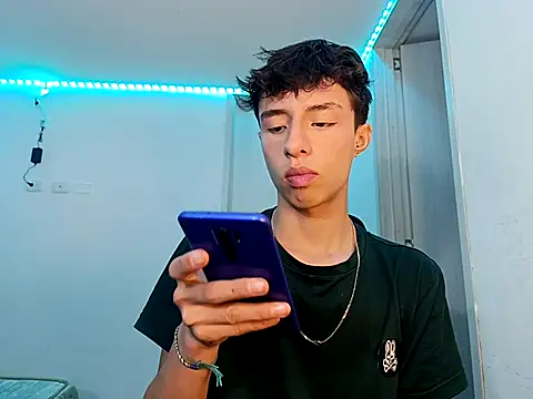 Snapshot of Juanmres chatting on October 9, 2025, 12:19 am Juanmres online show from October 9, 2025, 12:19 am