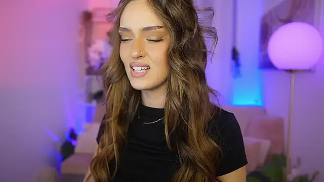 Clara Nia online show from December 19, 2025, 7:43 pm