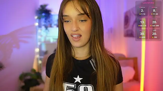 Clara Nia online show from March 25, 2026, 7:53 pm