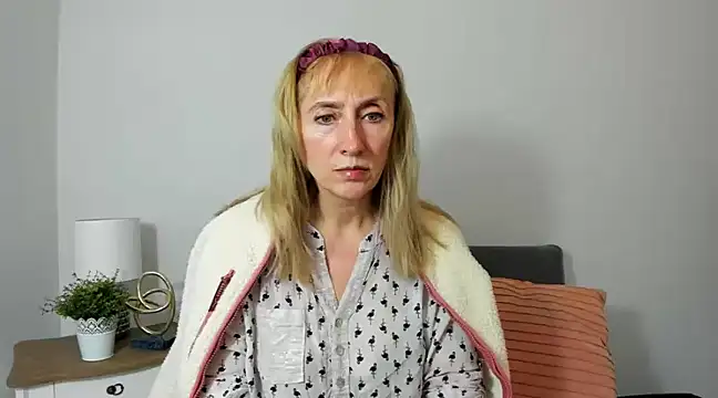 MargaretMilf69 online show from February 7, 2025, 1:11 pm