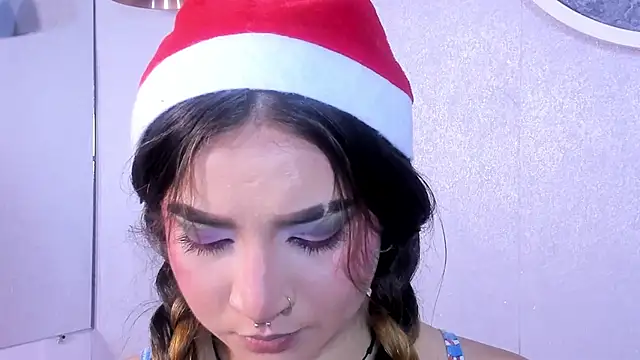 Shanntal  online show from November 7, 2025, 7:47 pm