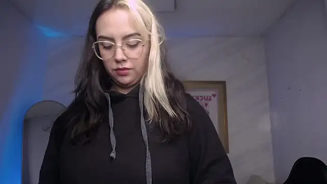 Hela v online show from October 28, 2025, 12:58 am