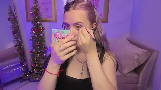 Hela v online show from December 21, 2025, 7:54 pm