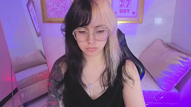 Snapshot of Hela_v chatting on February 10, 2026, 8:02 pm Hela v online show from February 10, 2026, 8:02 pm