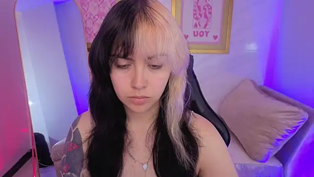 Snapshot of Hela_v chatting on February 11, 2026, 8:03 pm Hela v online show from February 11, 2026, 8:03 pm