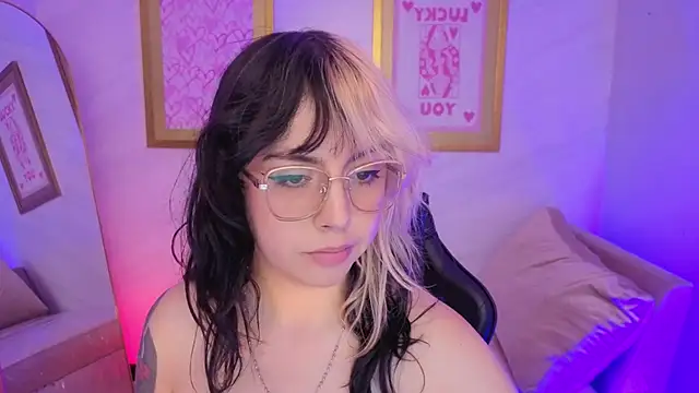 Snapshot of Hela_v chatting on February 12, 2026, 8:04 pm Hela v online show from February 12, 2026, 8:04 pm