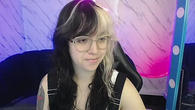 Snapshot of Hela_v chatting on February 21, 2026, 1:12 pm Hela v online show from February 21, 2026, 1:12 pm