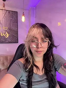 Snapshot of Hela_v chatting on March 5, 2026, 1:29 pm Hela v online show from March 5, 2026, 1:29 pm