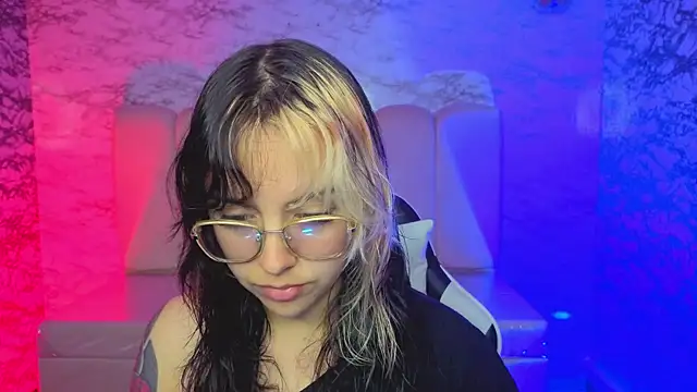 Snapshot of Hela_v chatting on March 21, 2026, 1:05 pm Hela v online show from March 21, 2026, 1:05 pm