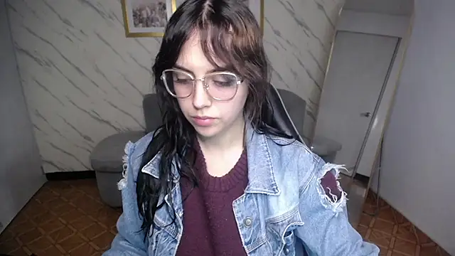 Hela v online show from April 30, 2026, 12:22 pm