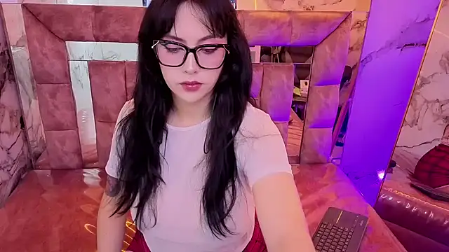 Hela v online show from July 6, 2026, 8:11 pm