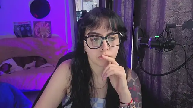 Hela v online show from July 17, 2026, 1:51 pm