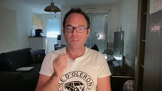 Funnyjul31 online show from October 9, 2025, 10:13 am