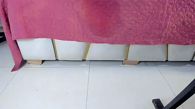 violet gray  online show from March 7, 2025, 12:34 pm