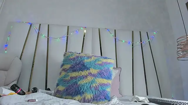 violet gray  online show from November 20, 2025, 10:04 am