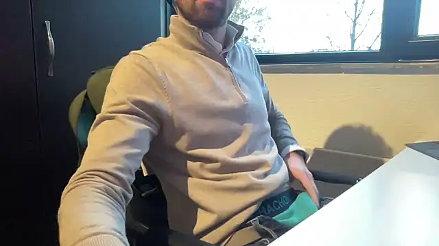 Snapshot of bullyboyy chatting on December 4, 2025, 3:10 pm bullyboyy online show from December 4, 2025, 3:10 pm